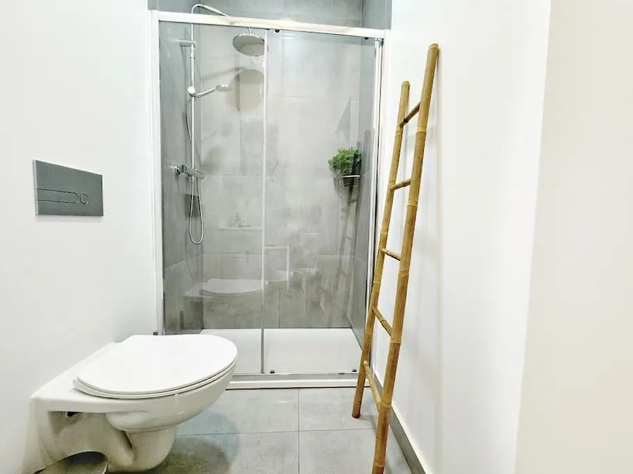Minimalist Studio With Mezzanine Лиссабон