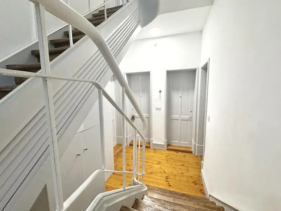 Minimalist Studio With Mezzanine Лиссабон Апартаменты