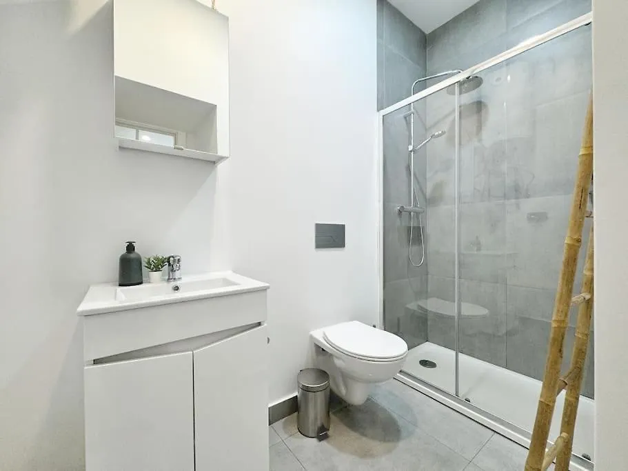 Minimalist Studio With Mezzanine Lissabon Apartment