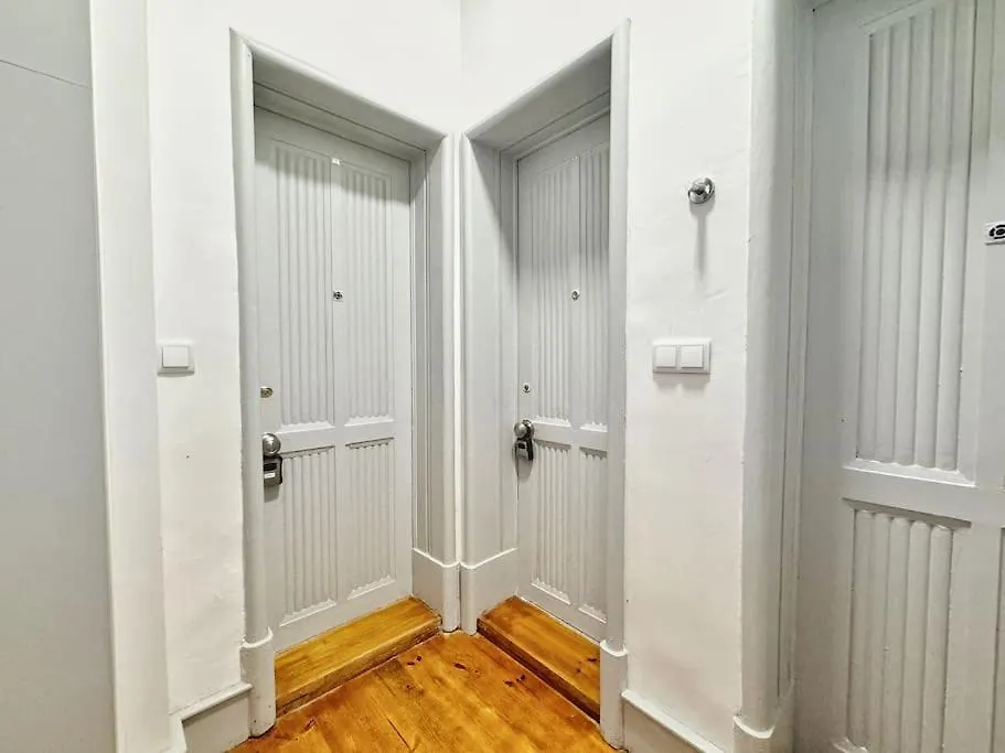 Minimalist Studio With Mezzanine Lissabon