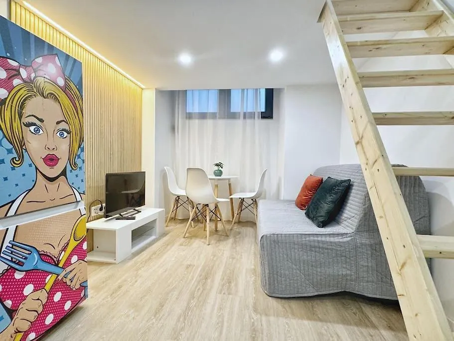 Minimalist Studio With Mezzanine Лиссабон